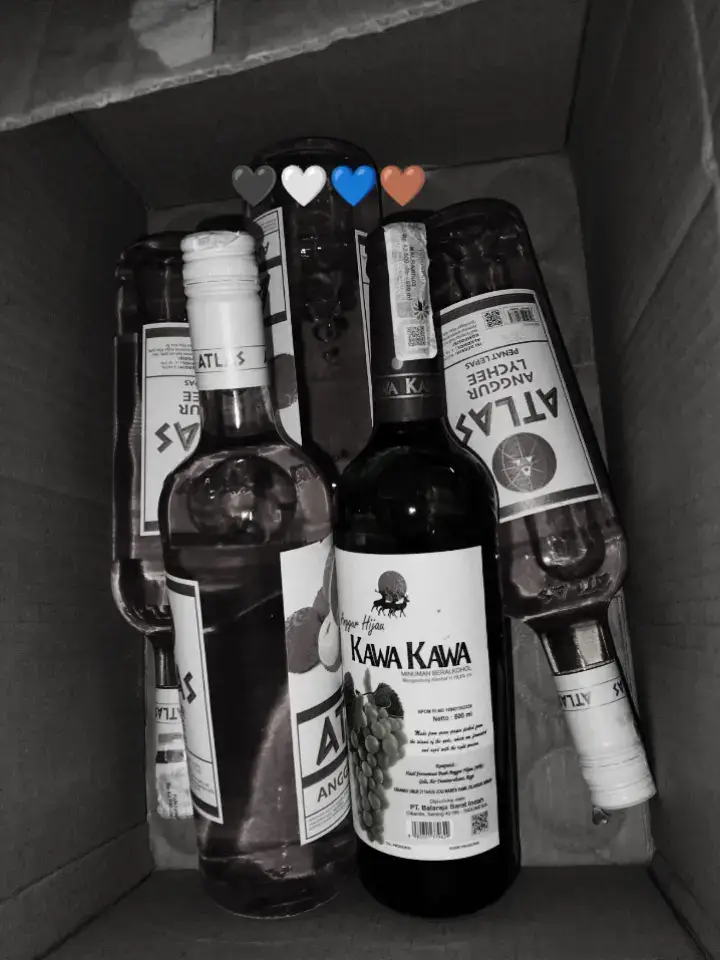 Cara membuat seblak  *Bahan (2 porsi)* - Kerupuk seblak 100 g (atau kerupuk kanji) - Minyak goreng 2 sdm - Bawang putih 2 siung, cincang - Bawang merah 2 butir, cincang - Cabai merah besar 2 buah, iris tipis (atau sesuaikan tingkat pedas) - Telur 1 butir (opsional) - Bakso/ayam iris 50 g (opsional) - Saus tiram 1 sdm - Kecap manis 1 sdm - Gula merah ½ sdm, serut - Garam & merica secukupnya - Air 100 ml *Langkah‑langkah* 1. Rendam kerupuk dengan air panas 2‑3 menit, tiriskan, sisakan agak lembab. 2. Panaskan minyak, tumis bawang putih, bawang merah, dan cabai sampai harum. 3. Jika pakai telur, orak‑arik di tengah wajan, lalu campur dengan bumbu. Tambahkan bakso, tumis sebentar. 4. Tuang saus tiram, kecap, gula, garam, merica, dan air. Biarkan mendidih. 5. Masukkan kerupuk, aduk cepat dengan api besar agar tetap renyah, masak 1‑2 menit. 6. Cicipi, koreksi rasa, angkat, dan sajikan selagi hangat. Tips: jangan rendam kerupuk terlalu lama, dan aduk cepat supaya tidak menyerap banyak cairan. Selamat mencoba! #promomakanharian 