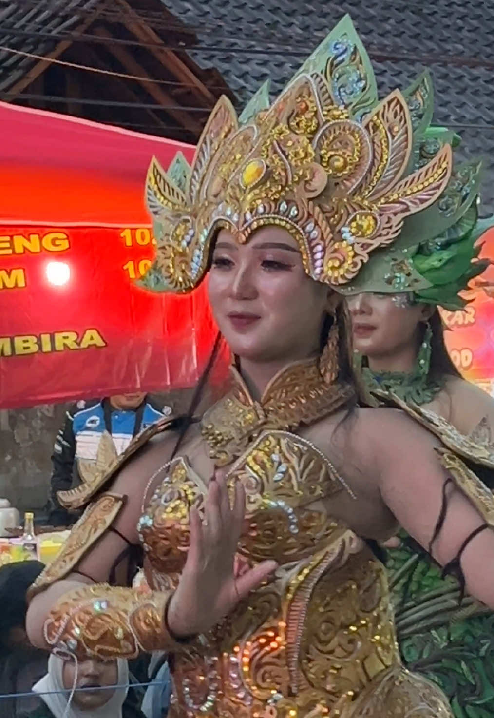 Lapor Ketua 🫡 Perform Tarian and Kostum dari Salah Satu Peserta Panggungrejo Bersatu di pesona gondanglegi 2025 malang jatim feat Sleteng Music Production. @yaaimutss👾  @Panggungrejo Bersatu  @Sleteng Audio Lighting  #soudhoreg #pesonagondanglegi #panggungrejobersatu #sletengmusic #kostum 