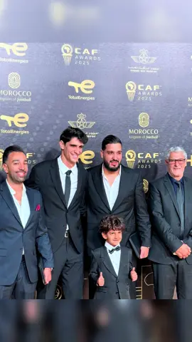 برفقة ابنه اسحاق ووالدته.. ياسين بونو يصل لحفل جوائز 