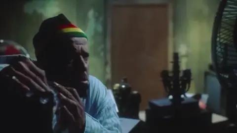 الحب ناداني جابني ووداني 😂😂 #الحب_ناداني  #الحب_ناداني_جابني_ووداني #الحب_ناداني💃💕🤭 #ولا_واحد_ولا_ميه #حكيم  #foryou #foryoupage #viral #tiktok #explore #الشعب_الصيني_ماله_حل😂😂 