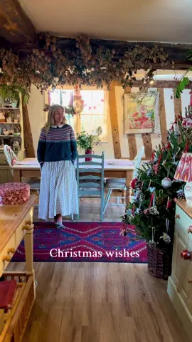 Christmas wishes. Ok, don’t arrest me: I would love a white Christmas please thank you dear Father Christmas please. Although only on Christmas Day, Boxing Day and perhaps the day after then not until New Year. I appreciate it’s quite a specific request but it has to be when I don’t have to drive anywhere because I get very scared driving in slippery snow. Neighbours have found themselves in fields many metres from the actual road and I can’t cope if I drive over a twig so would not fare well careering over farmland. Just popping it on my Christmas list!  I am off to a bauble decorating workshop today with super super youthful fashionistas in London Town. Naturally I am terrified and equally very excited about bauble decorating!!! I have allowed my extra hour for getting lostness so hopefully I will get there before the beautiful creatures finish their exquisite creations and then have to watch me splodge paint everywhere and resort to calling my offering “rustic” (most of my creations seem to end in the “rustic” and “homely” style…). Wish me luck! A new part of trendy London- goodness knows how long I will be lost for today! Happy terrified Tuesday x #whitechristmas❄️ #imdreamingofawhitechristmas #christmascottage #christmasdecorations🎄 #christmasinspo 