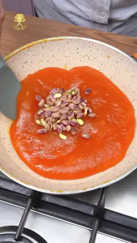 ⁨\tباورت میشه این تافی  با کدو حلوایی درست شده؟  مواد لازم: ۲ لیوان پوره کدو حلوایی یک لیوان آب ۲ تا ۳ قاشق نشاسته ذرت ۲ لیوان شکر ۱ ق غ آبلیمو  ۱ ق غ کره  ۱/۲ ق غ وانیل نکات: ✅️حرارت حتماً ملایم باشه و مدام هم بزنید تا مواد ته نگیره. ✅️وقتی مواد از دیواره‌ها جدا شد و قوام پیدا کرد یعنی آماده‌ست. ✅️آبلیمو برای جلوگیری از شکرک زدن ضروریه. ✅️ظرف را حتماً چرب کنید تا راحت جدا بشه. ✅️بعد از سرد شدن، پودر نشاسته ذرت بزنید تا نچسبن #تافی #تافی_کدوحلوایی #کدوحلوایی #PumpkinToffee #pumpkindessert⁩ 