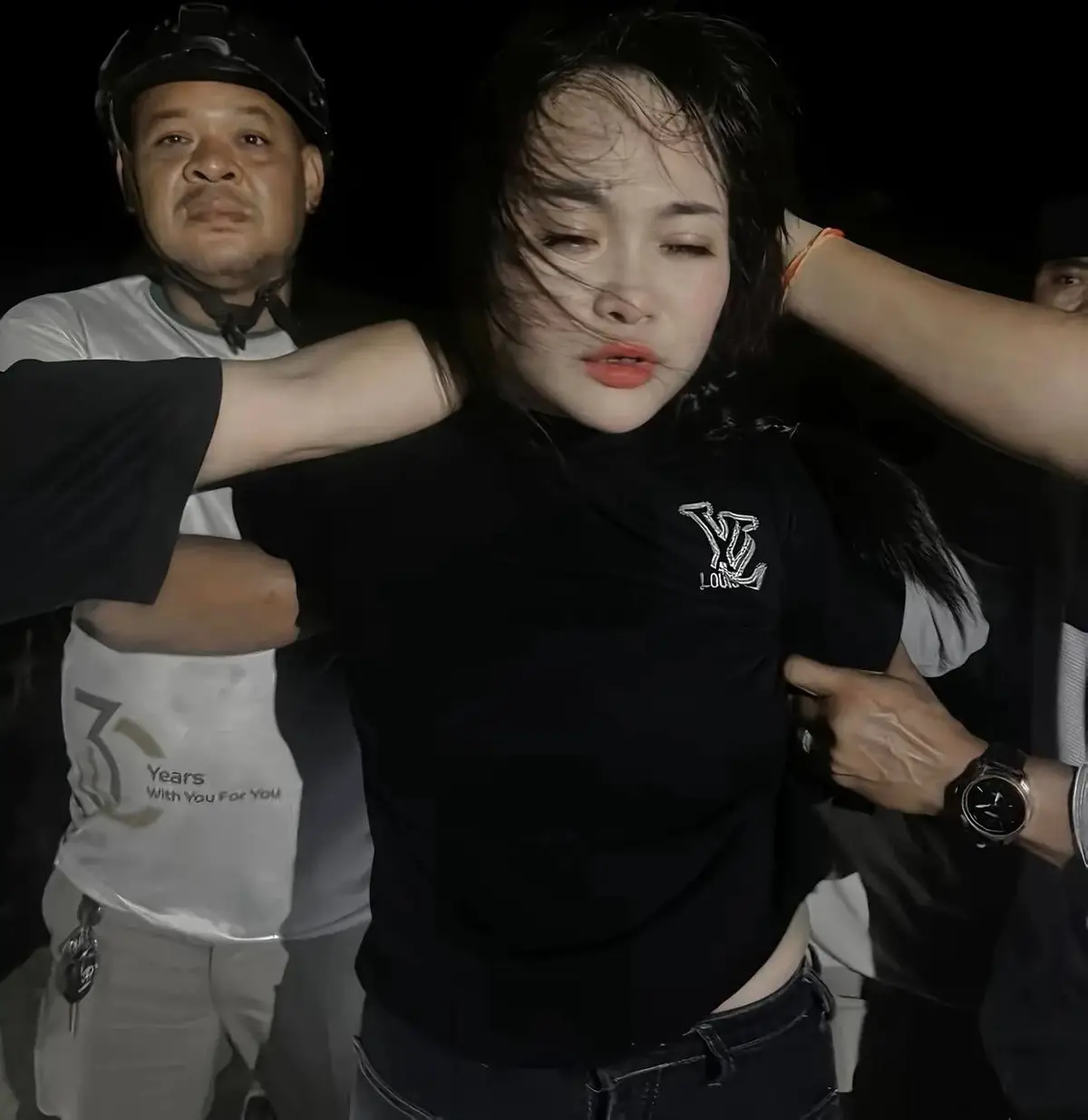 Nếu một người đàn ông có được một cô gái yêu mình như vậy.Đồng hành cùng bạn khi rực rỡ,cũng có thể theo bạn không do dự khi bạn thất vọng, khi đối mặt với những phán xét,cô ấy sẵn sàng ra tay từ bỏ cuộc sống của mình để giúp bạn,thật sự đáng để ngưỡng mộ và trân trọng.Cuộc đời rất ngắn cũng rất dài…chỉ mong tìm được một người ,một người đồng hành lúc ta gặp khó khăn có thể chia sẻ giúp đỡ nhauu❤️‍🩹#ongchutran #tinhyeubenvung #nguoibanlinh 