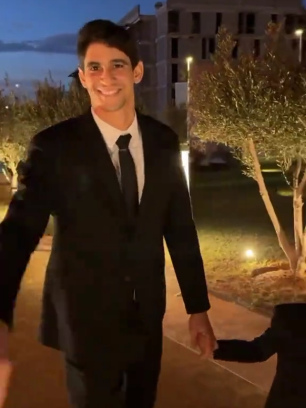 لحظة وصول لاعب المنتخب الوطني ياسين بونــــــــــــو لحفل جوائز الاتحاد الافريقي لكرة القدم 