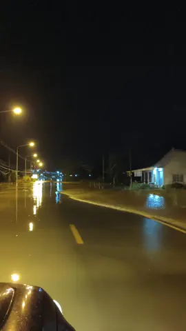 20/11/68 เวลาตี 1.30 นาที  น้ำมาถึงเสวียดแล้ว บ้านเรา รอบนี้หนักกว่าทุกปีเลยครับหลายๆจุดรวมกัน #น้ำท่วม68 #ศ_พงศ์ศิริ #วัยรุ่นทำถนน5670  #พอถึงเวลาจะรู้เอง 