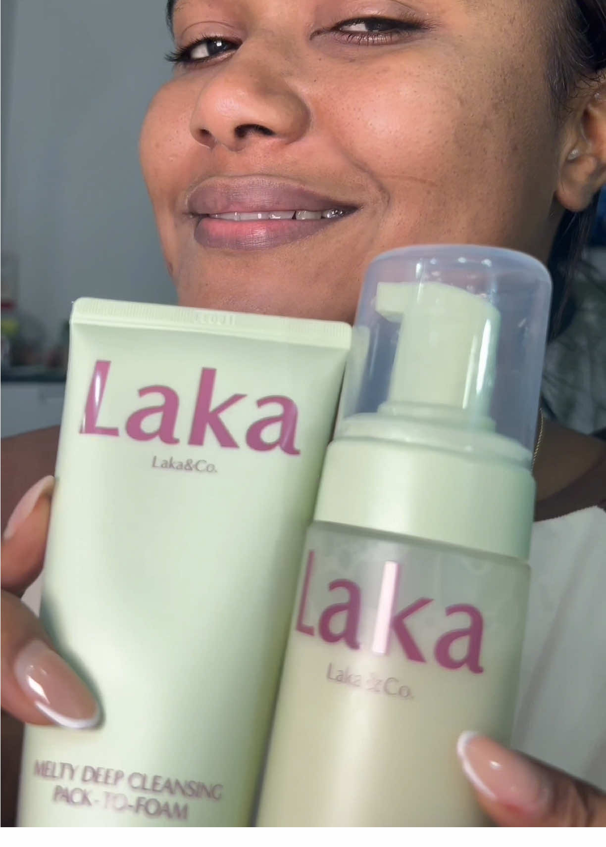 @Laka US Hoy te muestro mi rutina de limpieza con los dos productos de LAKA que están cambiando mi piel: Melty Deep Cleansing Pack-to-Foam y Melty Foaming Cleanser. Primero uso el Pack-to-Foam, que empieza como un pack con textura elástica y se convierte en una espuma mochi cuando entra en contacto con el agua. Su fórmula está diseñada para absorber el sebo y los puntos negros, dejando mi piel más limpia, suave y refinada.    El resultado: una piel más fresca, luminosa y completamente limpia. Si buscas una limpieza profunda que cuide tus poros y al mismo tiempo un limpiador diario súper gentil, esta dupla es para ti..#lakabeauty