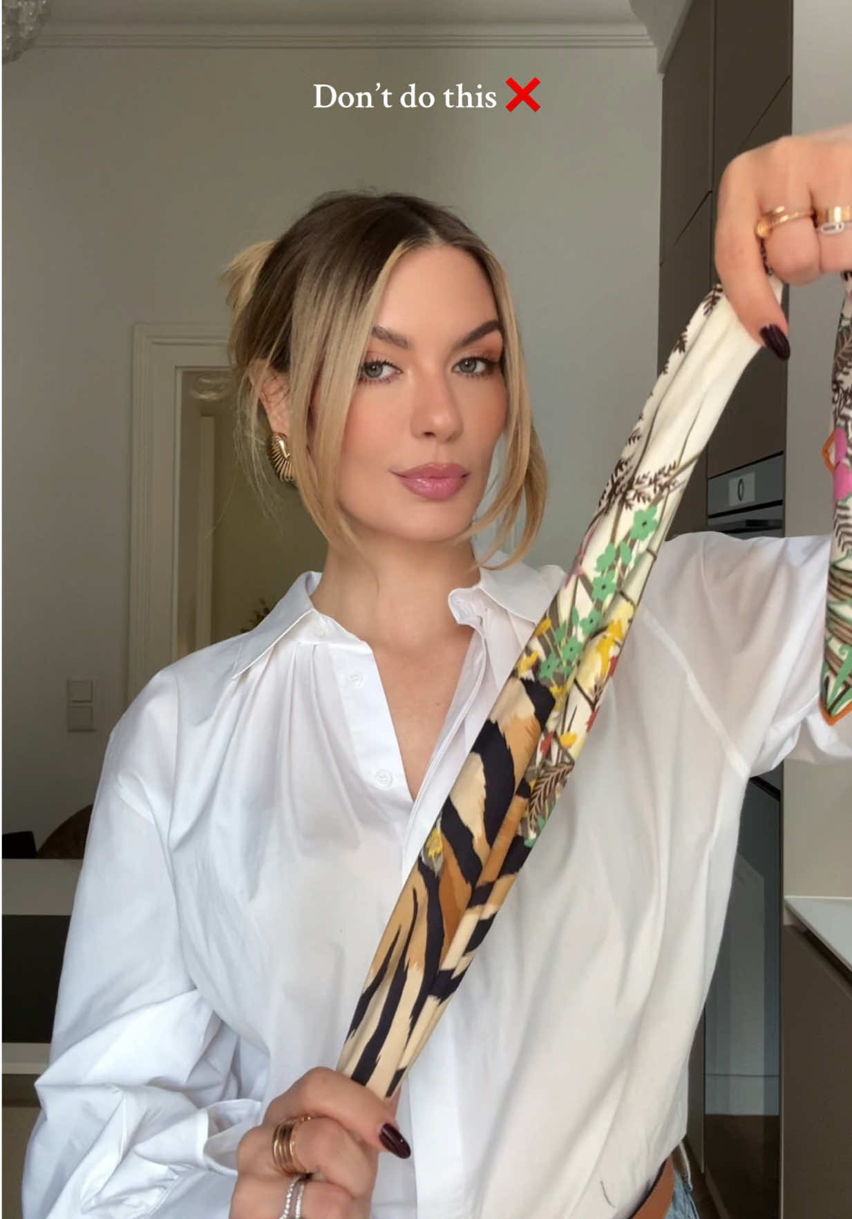 This scarf hack is so chic & easy 🤎 #scarfstyle #scarftutorial #silkscarf #fashionhackstutorial 