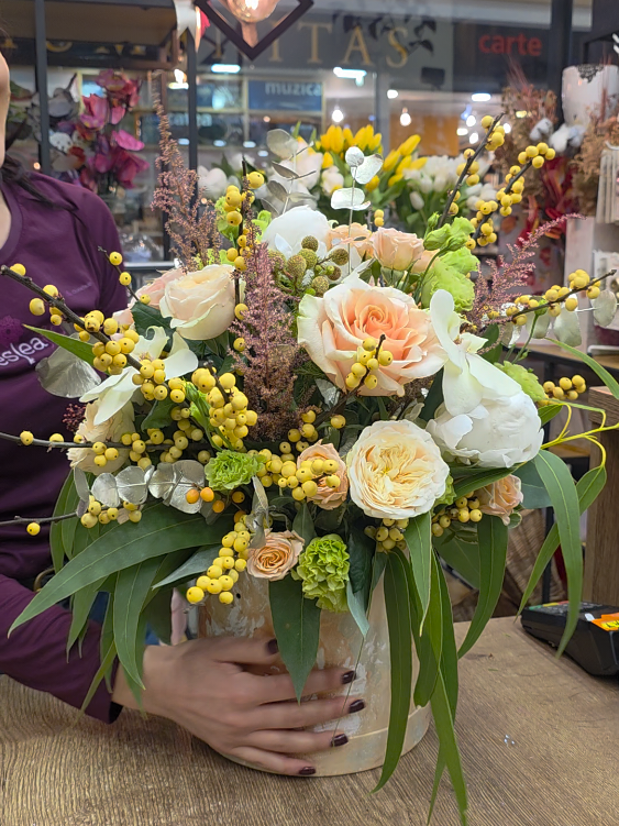 Un aranjament modern și elegant, realizat într-o cutie decorativă premium, cu accente sofisticate și volum generos. O piesă statement, perfectă pentru cadouri sau pentru a adăuga un plus de stil oricărui spațiu. #bucuresti #auchantitan #sector3 #flowers 