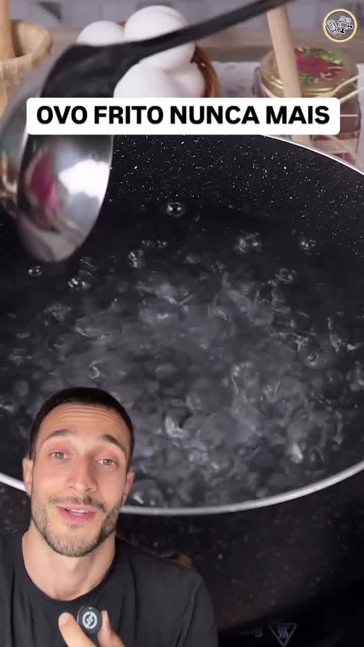 🍳 Quer fazer um ovo delicioso sem usar quase nada de óleo? Tem um truque simples: concha + água quente! Aqueça a concha na água fervente, passe só um tiquinho de azeite pra não grudar e coloque o ovo dentro. Segure a concha sobre a água até a clara firmar e depois mergulhe por 2 minutinhos. Pronto! Ovo pochê perfeito, gema molinha e super saudável 🥚🤩 Vídeo 🎥: @jessiaraalmeidafit Se gostou, curte e me segue pra mais dicas geniais! 😉 #ovo #cozinha #praticidade #utilidades #edutilidades #reelsinstagram #remix