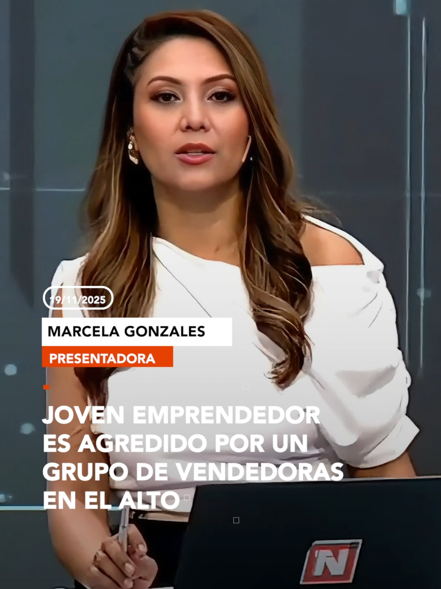#Comunidad | Indignación en El Alto luego de que un joven emprendedor fuera agredido por un grupo de vendedoras. El hecho quedó registrado y generó repudio en redes sociales. Presenta: @marcelagonzales84 ▶️ Más información en www.reduno.com.bo #RedUno #RedUnoDigital #Bolivia #Notivision