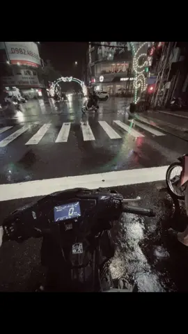 Anh cũng không hẵn là người tốt đâu. Nhưng dòng đời bon chen này, có những khoảng khắc anh ước mình có thể ôm trọn được những nổi buồn của em, để em không phải chịu đựng một mình. Dù anh có tệ đến đau đi chăng nữa thì phần tốt nhất của anh vẫn luôn dành cho em. Như cách xoa dịu nổi đau mà em đã trải qua #xuhuong #tinhyeu 