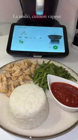 ✨ La multi-cuisson en 20 minutes :   le secret pour gagner du temps avec ton Thermomix ! Tu veux préparer un repas complet, rapide et maison ? La multi-cuisson du Thermomix, c’est clairement ton meilleur allié. Grâce au bol, au panier cuisson et au Varoma, tu peux cuire plusieurs aliments en même temps — et chacun garde sa texture et son goût. Exemple : pendant que le Thermomix mixe ou mijote une sauce dans le bol, tu peux cuire tes légumes dans le panier… et ton poisson ou ton poulet dans le Varoma. Tout ça en une seule fois. ⏱️ En 20 minutes, tu obtiens un menu complet, synchro à la minute près, sans surveiller, sans casseroles partout, et surtout sans stress. C’est simple : tu lances, tu t’occupes d’autre chose… et tu reviens quand c’est prêt. #cook #viral #thermomix #recette #recetterapide 