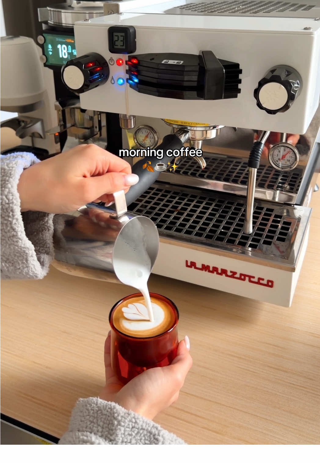 my morning coffee with @FLUR Coffee 🍂 ig: @simply_coffeeco  #simplycoffeeco #latteart #cortado #flur #morningcoffee 