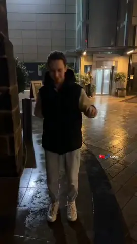 يباني اعلمه برعنا🕺🏻😂#اكسبلورexplore❥🕊 #الشتاء_البرد_اجواء_شتويه #مالي_خلق_احط_هاشتاقات🧢🤍 #تصويري #ماليزيا_كوالالمبور🇲🇾🕊💛