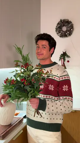 Świąteczny łosoś Wellington w tym roku z pieczarkami i sosem bazyliowym. 🐟 👨‍🍳 Składniki Wellington: 	•	2 steki łososia (4–4,5 cm), bez skóry 	•	150 g ciasta francuskiego 	•	2 łyżki oliwy 	•	10–15 pieczarek w plastrach 	•	3 ząbki czosnku w plasterkach 	•	1 czerwona cebula w piórkach 	•	2 łyżki natki pietruszki 	•	2 łyżki mascarpone 	•	1 jajko 	•	2 łyżki czarnego sezamu 	•	sól, pieprz Sos: 	•	1 łyżka oliwy 	•	1 ząbek czosnku 	•	150 ml śmietanki 30% 	•	garść bazylii   •. 10 kaprów  	•	sok z 1/4 cytryny, skórka z 1/2 	•	sól, pieprz Do podania: zioła, cytryna ⸻ Przygotowanie 	1.	Farsz: Podsmaż pieczarki, cebulę i czosnek na oliwie, dopraw i dodaj natkę. 	2.	Łosoś: Dopraw solą i pieprzem. 	3.	Składanie: Na cieście rozłóż pieczarki, posmaruj mascarpone, połóż łososia. Przekrój ciasto na pół, zawiń brzegi, posmaruj jajkiem i posyp sezamem. 	4.	Pieczenie: 15 min w 180°C. 	5.	Sos: Podsmaż czosnek na oliwie, dodaj śmietankę i bazylię, zblenduj, dopraw cytryną, solą i pieprzem. 	6.	Podanie: Sos na talerz, na nim Wellington, zioła i cytryna. Smacznego! 🎄 #Recipe #kitchen #date #christmas #wellington 