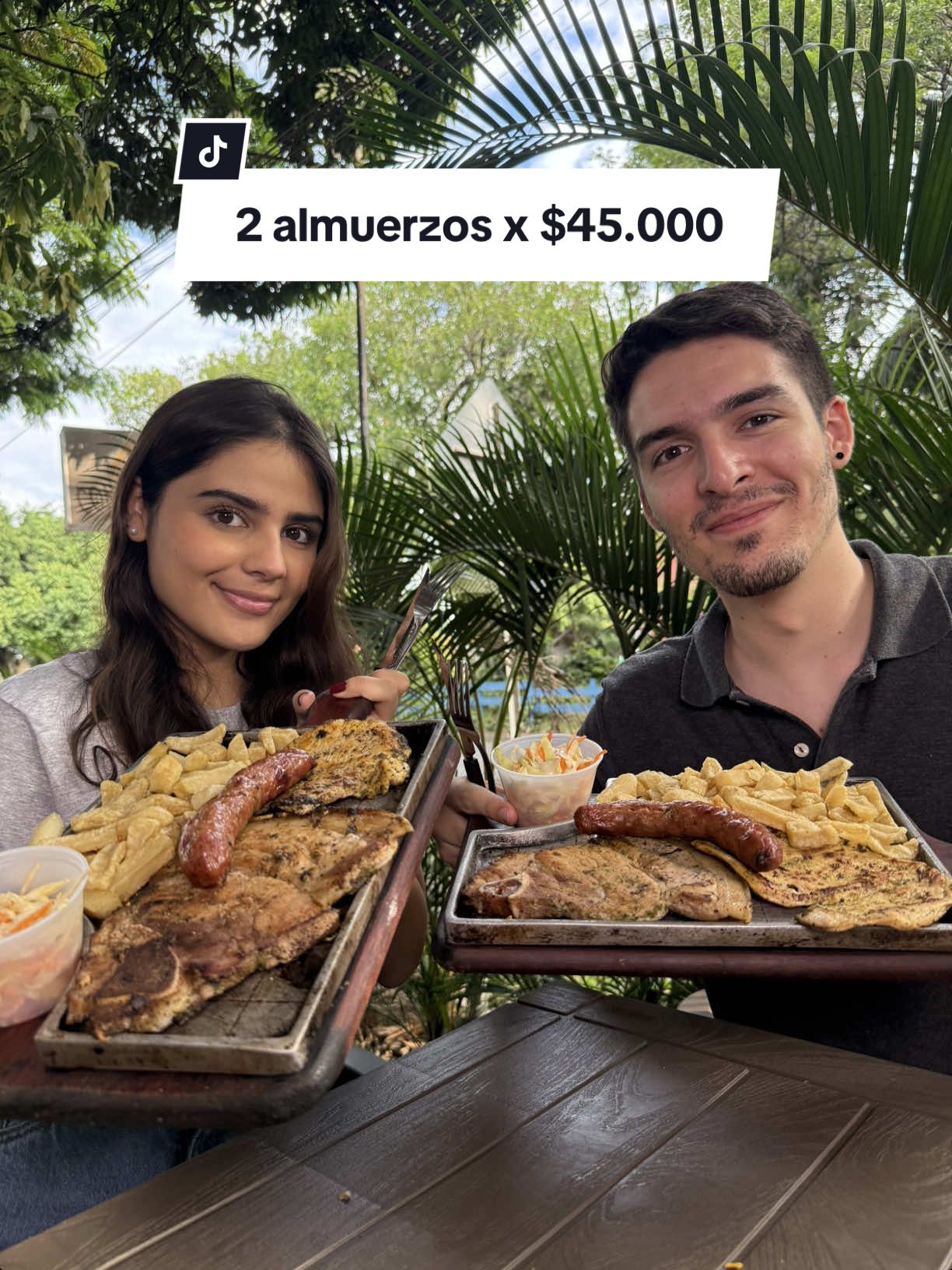 🔥 ASADOS 2x45.000 — ¡VOLVIÓ LA PROMO LEGENDARIA! 🔥 Mi gente… ustedes lo pidieron y aquí está: ¡ASADOS 2x45.000 en La Condenada! 😮‍💨🔥 🗓 Viernes y sábado desde el mediodía Disfrutá dos asados trifásicos con: 🍗 Pollo a la parrilla 🥩 Chuletón de cerdo jugoso 🌭 Chorizo santarrosano ahumado 🍟 Papas fritas 🥣 Salsa casera deliciosa 👉 Y mostrando este video te damos dos micheladas GRATIS. Sí, G-R-A-T-I-S pa’ que el plan quede redondo 🍻🔥 Porque en La Condenada comer sabroso no es lujo, es costumbre 😌 ⸻ 📌 TyC (léelos pa’ que no te me varés): ✔️ Esta promo NO está en el menú, debes mostrar este video. Si no lo mostrás, se cobra precio de carta y NO aplica micheladas. ✔️ Pagos solo en efectivo o transferencia. (No datáfono). ✔️ Si ingresas otras bebidas, la promo se anula. ✔️ La cerveza incluida es Tekate. Solo se puede reemplazar por agua natural o con gas. ✔️ Para domicilio se envían cervezas, pero NO aplican micheladas. ✔️ $45.000 solo viernes y sábado. El resto de la semana vale $48.000 y debes comprar una jarra de limonada para reclamar las micheladas gratis. #promociones #almuerzo #cali #yummy #restaurantes 