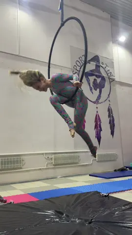 А сколько вы скрутите?) #sporttina #воздушнаягимнастика #aerial #воздушнаягимнастика #харьков 