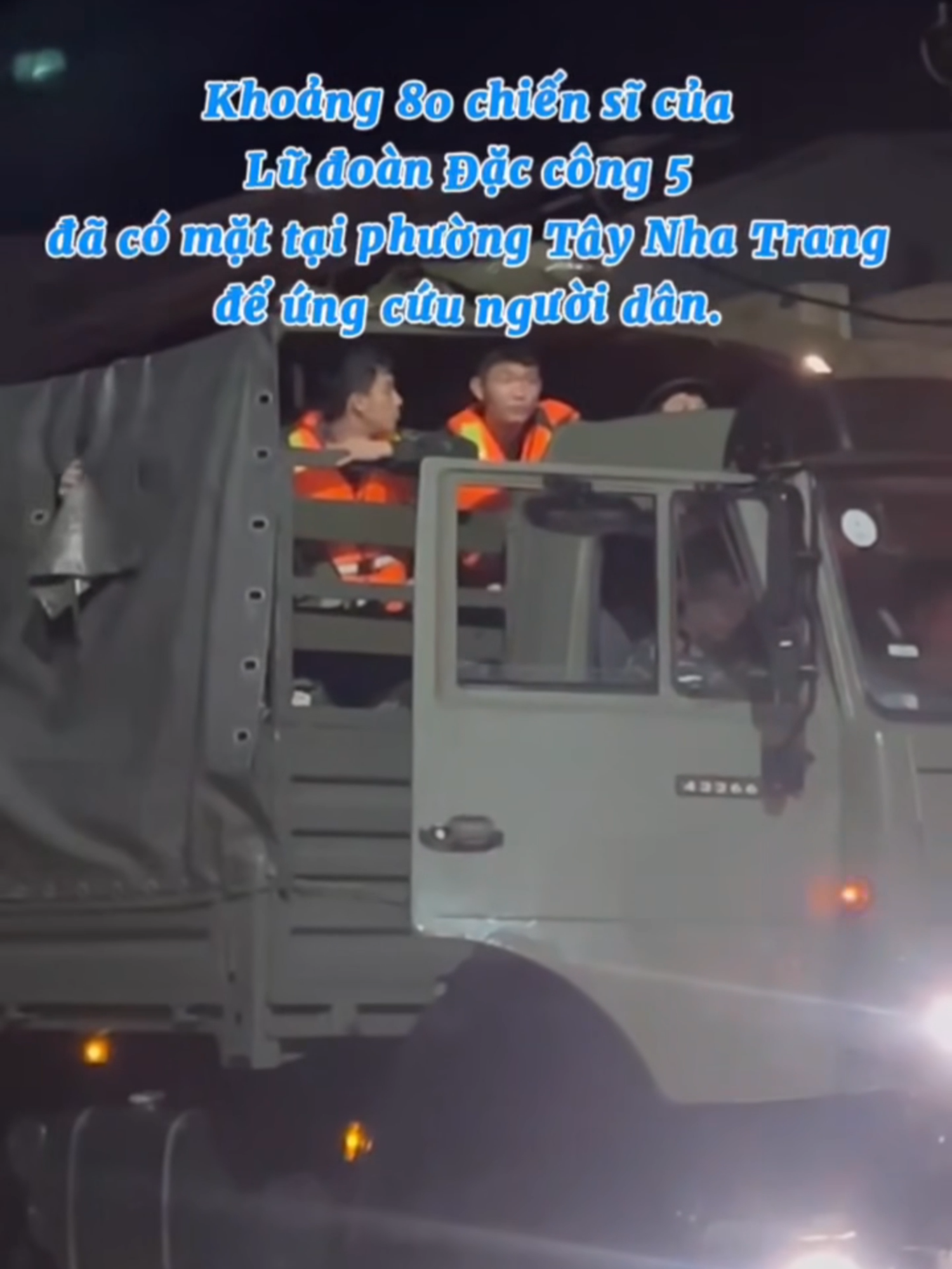 Khoảng 80 chiến sĩ của Lữ đoàn Đặc công 5 đã có mặt tại phường Tây Nha Trang để ứng cứu người dân. #tinhbolero #mualu #mualumientrung #mualukhanhhoa #thientaibaolut