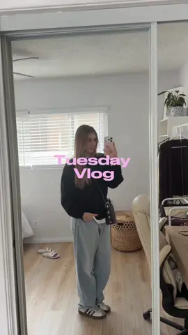 Un día libre entre semana 💌 ☁️🫧 Productos de skincare:  @Yves Rocher hydra vegetal moisturizzing gel cream @The Ordinary hyaluronic acid 2% + B5 serum  @SkinCeuticals phloretin CF (vitamin c) @EltaMD Skin Care UV clear sunscreen  Pelo:  @Joico Hair Care k-pak reconstructing shampoo @K18 Hair leave-in molecular repair hair mask  @Olaplex  n9 bond protector nourishing hair serum  @Color Wow Hair dream coat spray @L’Oréal Paris moisture 21-in-1 spray  @Kérastase elixir ultime oil #dailyvlog 