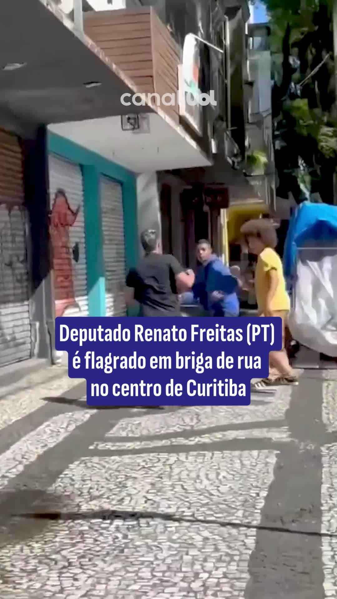 O deputado Renato Freitas (PT) foi flagrado em uma briga de rua na tarde de hoje (19), no centro de Curitiba (PR). ➡️ Em nota, o deputado relatou ter sido vítima de racismo e que precisou de atendimento médico após agressões. Até o momento, o outro homem envolvido na briga não foi identificado. 📲 Siga @uolnoticias para ficar por dentro das principais notícias e dos bastidores de política. #CanalUOL #UOL #noticias #briga #brigacuritiba #renatofreitas