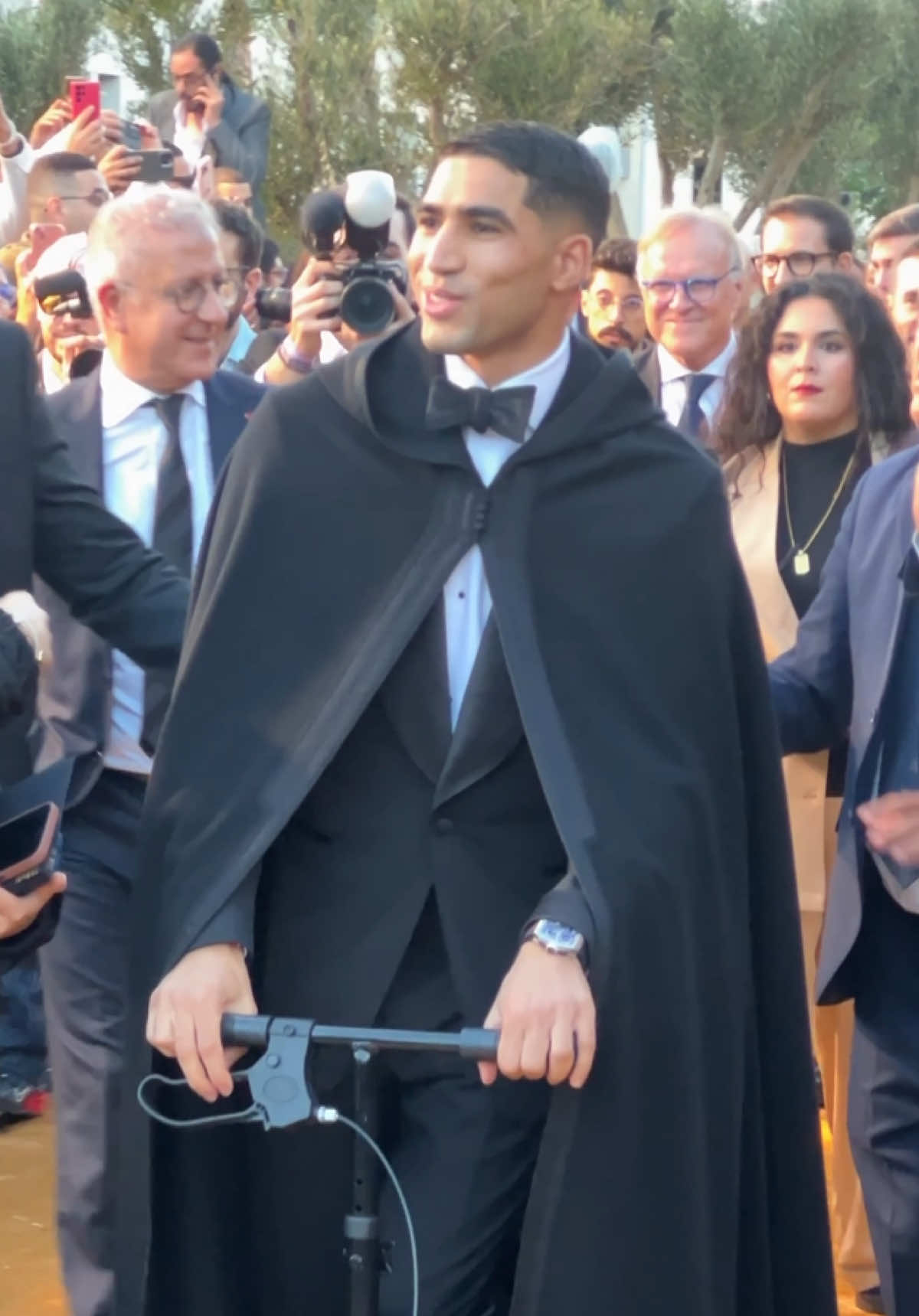 Achraf Hakimi pulled up to the 2025 CAF Awards on a knee walker 🤕 #africa #morocco #psg #football  