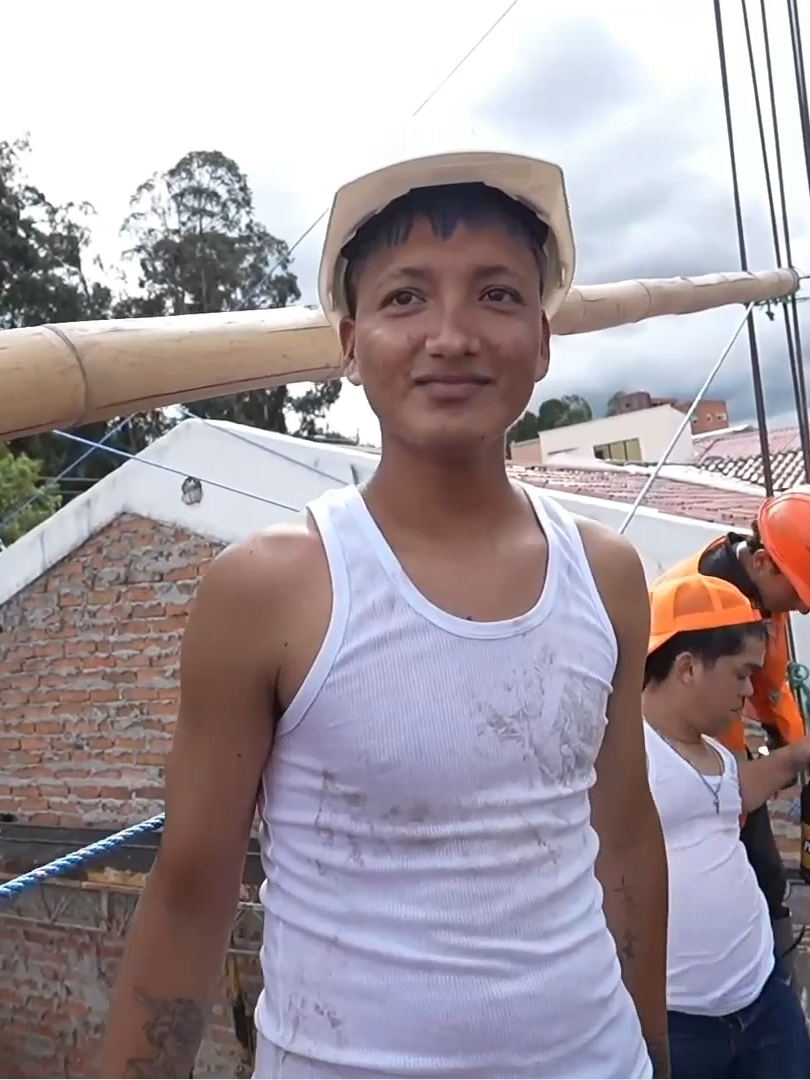 IRL CAMELLANDO DE ALBAÑIL 👷🏻‍♂️ #ecuador #kikjav #camellando #irl #albañiles