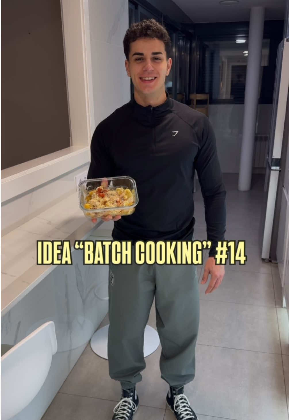 GNOCCHIS CON CREMA DE QUESO🤯 🧺 Ingredientes por tupper 	•	🍄 Champiñones: 30 g 	•	🍅 Tomate cherry: 70 g 	•	🍝 Gnocchis: 130 g 	•	🍗 Pechuga de pollo cruda en taquitos: 100 g 	•	🧀 Queso crema light: 50 g 	•	🧀 Queso cheddar curado rallado: 20 g ⸻ 🔥 Preparación 	1.	Mete todo en el tupper menos los quesos. 	2.	A la air fryer 18 min a 180°C. 	3.	Termina con el cheddar rallado por encima. ⸻ 📊 Macros por tupper 	•	🔥 609 kcal 	•	🧈 Grasas: 15,5 g 	•	🍞 Carbohidratos: 62,4 g 	•	🥩 Proteínas: 53 g 	•	🌱 Fibra: 1,1 g #highprotein #healthyfood #easyfood #gnocchi #fitnessmotivation  