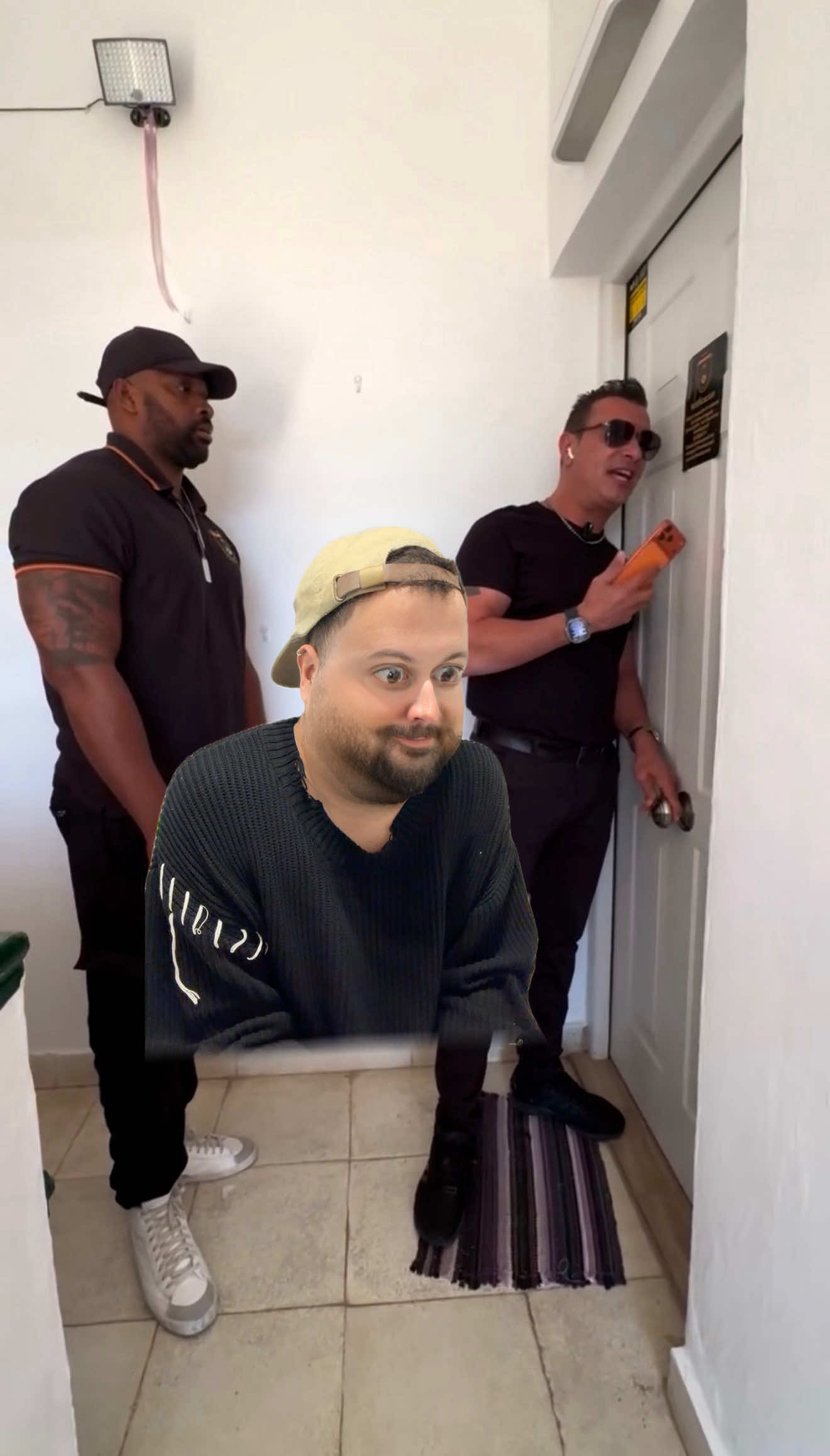 ¿Qué quiere este hombre?  — @DesokupaCyL 