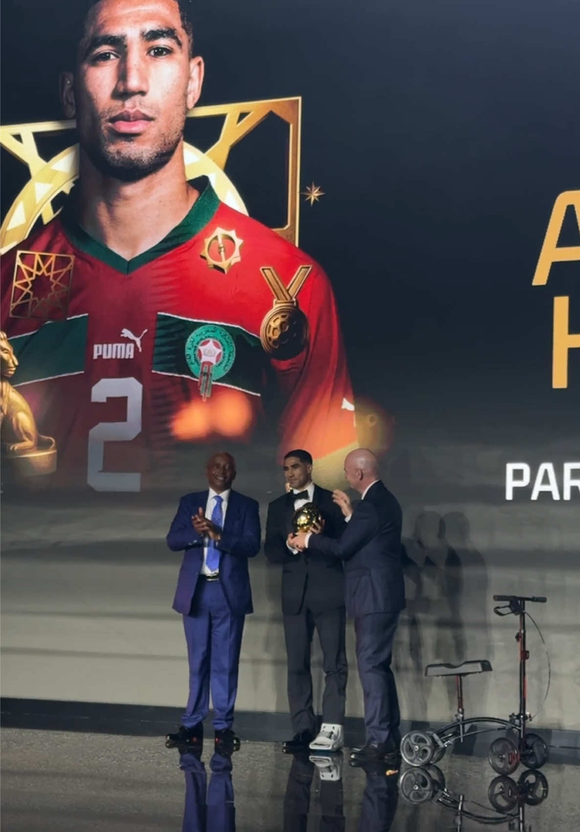 الــــكــابـيتانو أشــــرف حـــكــيــمــي أفضل لاعب في إفريقيا 🏆 When greatness writes its name, it reads 𝐀𝐜𝐡𝐫𝐚𝐟 𝐇𝐚𝐤𝐢𝐦𝐢 🌟🛴 #DimaMaghrib 🇲🇦 #CAFAwards2025