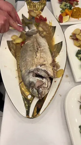 Découpage d’une belle pièce de dorade  #restaurant #poisson #Seafood #FoodTok #Alger 