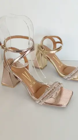 🔥A sandália que TODA garota estilosa tá usando!🔥 Brilho, conforto e o salto perfeito ✨ Corre garantir a sua #sanalia #salto #sandaliasaltoquadrado #saltobloco 