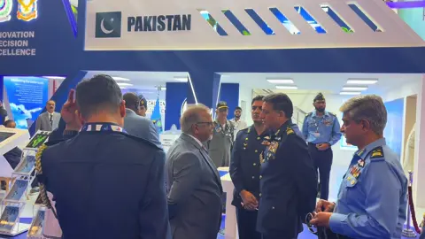 Pakistan air chief marshal Zaheer Ahmed baber At Dubai Airshow #paf #PAF #dubaiairshow 