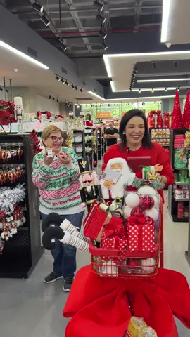 ¡Es el momento perfecto para transformar tu hogar! En Mundo Total ya estamos celebrando la época más increíble del año y queremos que tu casa luzca espectacular 🥰 🌟 Aprovecha un 40% de descuento en TODOS los artículos navideños: 🎄 Árboles 💡Luces 💃Adornos 🎀Lazos Guirnaldas... ¡TODO! No esperes más. Consigue todo lo que necesitas 🔥