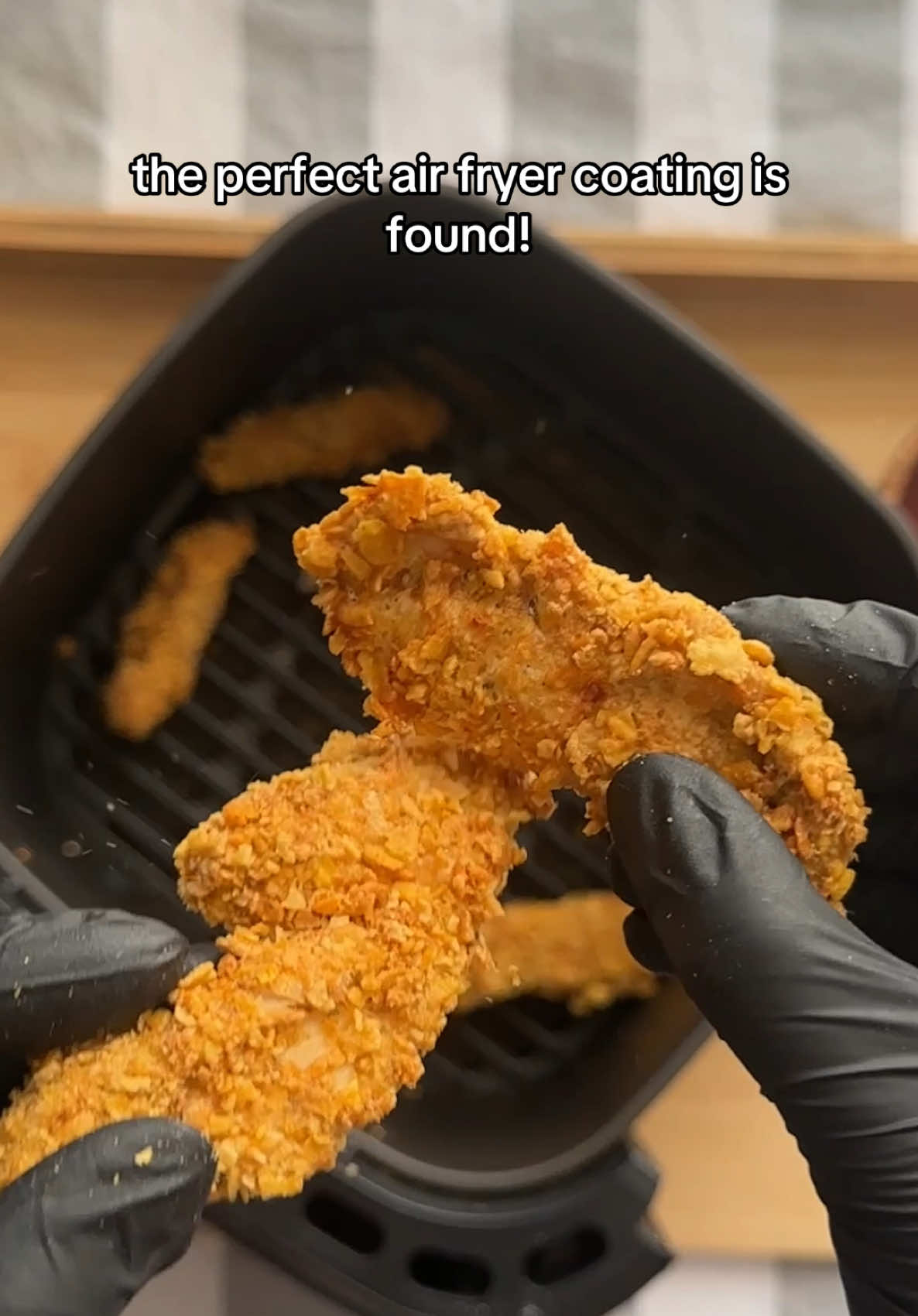 1.	Marinate the chicken: Cut the chicken into long strips. Add salt, your favorite spices, and drizzle a little oil. Mix well and let it marinate for at least 20–30 minutes (or longer for deeper flavor). 	2.	Prepare the coating: 	•	One bowl with flour 	•	One bowl with beaten eggs 	•	One bowl with crushed cornflakes 	3.	Coat the strips: Dip each chicken strip in this order: flour → egg → cornflakes 	4.	Air fry: Place the strips in the air fryer basket. Cook at 180°C (356°F) for 15 minutes. No need to add oil — they become super crispy on their own. ⸻ Result: Golden, crunchy, juicy perfect chicken strips — and all without deep frying!