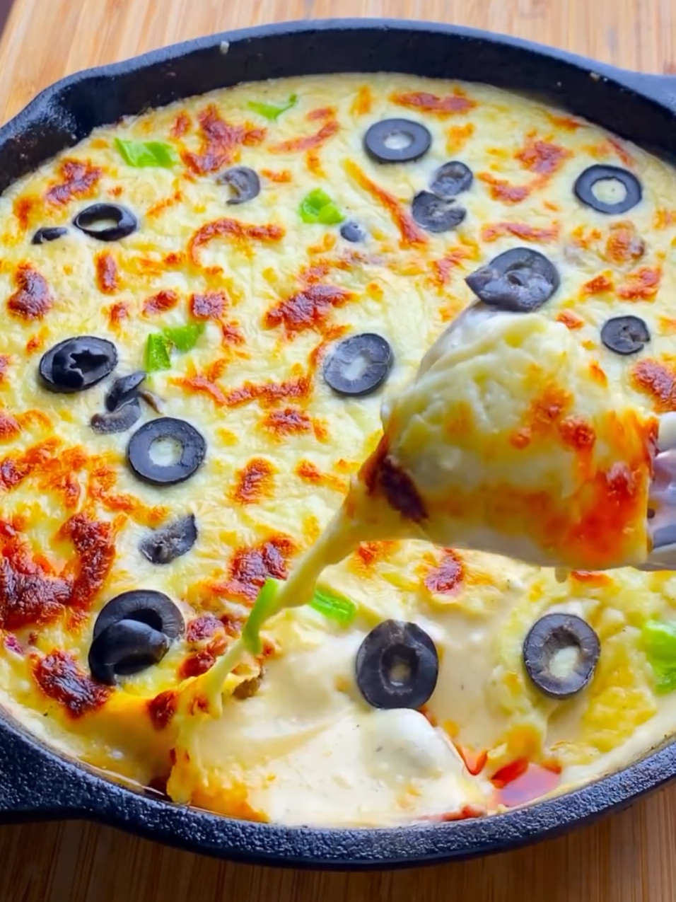 الذ واحلي طاسه سجق بصوص الجبنه لعشاء سريع ومنجز  المكونات : نصف كيلو سجق بلدي  ملعقه كبيره سمنه  ربع كوب فلفل اخضر  ربع كوب فلفل احمر  ربع كوب فلفل اصفر  بصله متوسطه متقطعه  ملعقه كبيره ثوم مفروم ناعم  ملعقه صغيره ملح  ملعقه صغيره ممسوحه فلفل اسود  ملعقه صغيره بصل بودره  ملعقه صغيره بابريكا  ملعقه كبيره صلصه طماطم  لعمل صوص الجبنه :  ملعقه كبيره سمنه  ملعقه كبيره دقيق  كوب حليب  بارد  ملعقه صغيره ملح  ملعقه صغيره ممسوحه فلفل اسود  نصف كوب جبنه شيدر  اربع حبات جبنه كريمي  ربع كوب جبنه موتزاريلا  ملعقه صغيره ممسوحه بابريكا  ملعقه صغيره ممسوحه فلفل اسود  ملعقه صغيره ملح  جبنه موتزاريلا وزيتون وفلفل اخضر لتزين الطاسه #وصفات_سهله #وصفات #food #recipes #سجق 