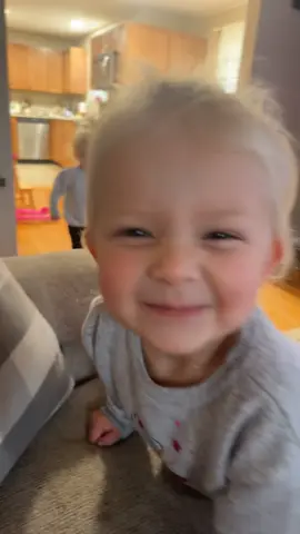 Sarah: 💁🏼‍♀️🤏🏼🤭 Sophia: 📣👹🤬