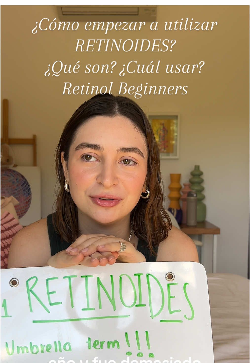 Si estás iniciando con retinol o queres retomarlo aqui dejo el proceso químico de los retinoides  y opciones seguras y progresivas, con concentraciones adecuadas para adaptación cutánea y buena tolerancia: 1. @First Aid Beauty First Aid Beauty – Retinol Serum 0.25% Retinol puro en baja concentración, formulado para piel sensible. Excelente tolerancia. En mi experiencia no requirió método “sandwich” por su base hidratante y su buena compatibilidad con la barrera cutánea. Es la opción más estable para un inicio sin irritación. 2. @Laboratoire SVR SVR Ampoule Lift – 0.3% Retinol Retinol puro con mayor potencia. Indicado para usuarios que ya han tenido exposición previa a derivados de vitamina A. Mejora textura y líneas finas, pero no siempre es ideal como primer retinol si la piel es reactiva. 3. @CeraVe CeraVe Skin Renewing Retinol (retinol encapsulado) Formulación encapsulada de liberación lenta y ceramidas para soporte de barrera. Es adecuado para principiantes, aunque en mi caso generó una fase ligera de purga durante el periodo inicial de adaptación. 4. @byoma BYOMA Sensitive Retinol Oil Retinol combinado con escualano y lípidos restauradores. Orientado a piel seca o con barrera alterada. Minimiza irritación inicial y favorece una adaptación gradual. Para iniciar:  una cantidad mínima y evitar mezclar con exfoliantes hasta evaluar tolerancia yyyyy usar spf!!!  #retinolskincare #retinoides #retinolbeginners #retinalserum  #creatorsearchinsights 