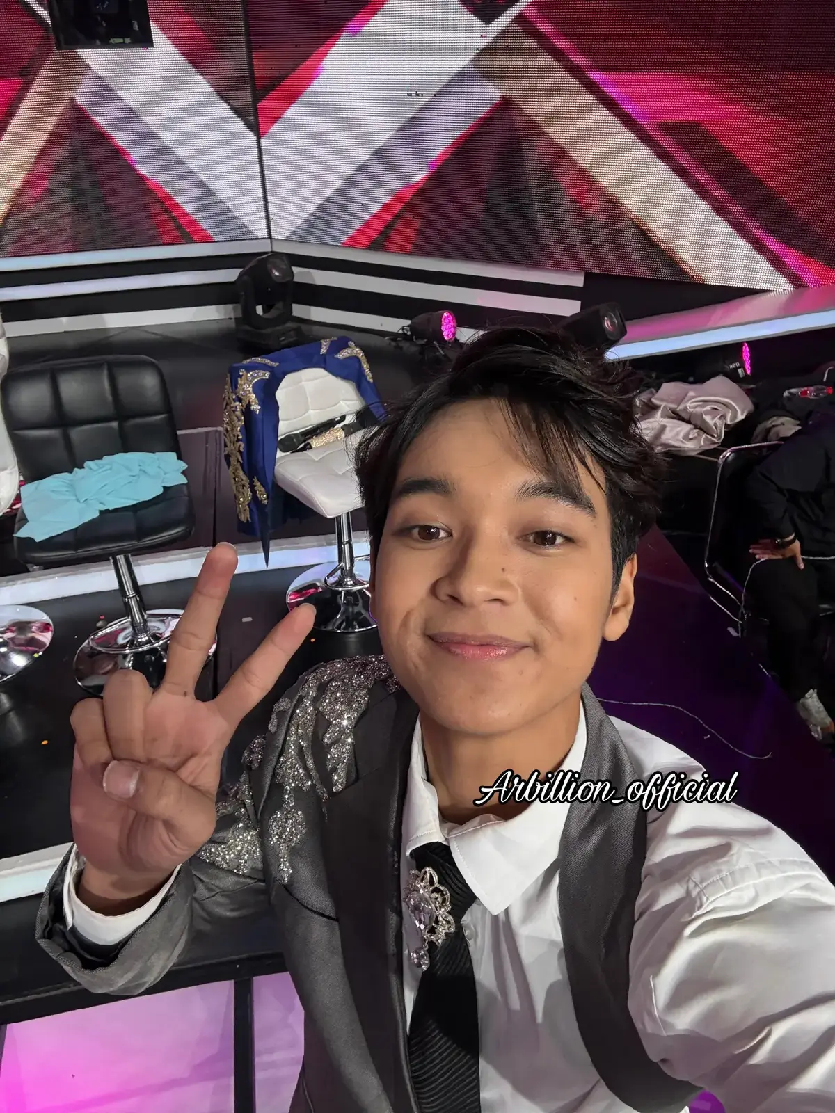 Wah, malam tadi benar-benar penuh campur aduk. Arbil berada di posisi bottom 2 bersama Syaqirah Sidrap karena tadi malam hanya mendapatkan 2 SO. @da7_arbilfahrizan0¹  Namun Alhamdulillah, berkat doa kita semua, Arbil berhasil diselamatkan oleh juri dan tetap melaju ke babak selanjutnya, yaitu Top 6. Sekali lagi, kami ucapkan terima kasih atas semua dukungan dari Arbillion, baik melalui virtual gift maupun doa 🤲 Dan mimin mau berbagi nih foto-foto selfie Arbil tadi malam… MasyaAllah, cakep banget! Makin bersinar ya, calon bintang besar Indosiar ✨ #arbil  #arbilda7  #BanggaAsahan #Indosiar #fyp 