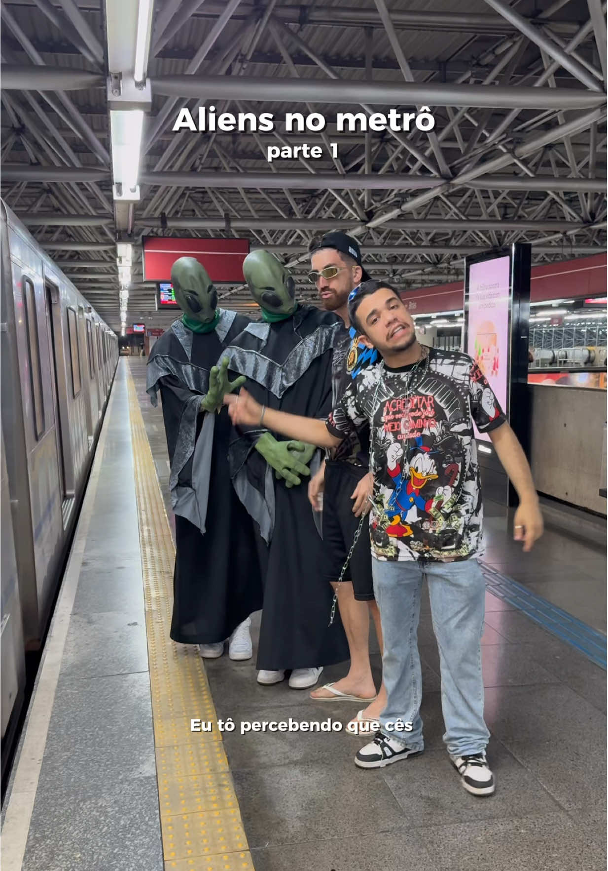 Missão dos aliens hoje: sobreviver ao metrô 🖖🏻👽