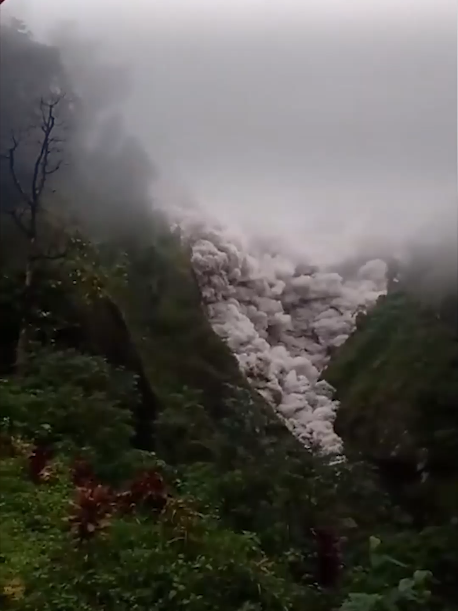 El volcán Monte Semeru de Indonesia entró en erupción el miércoles, cubriendo a varias aldeas de ceniza y llevando a las autoridades a elevar la alerta a su máximo nivel. La erupción a lo largo del día obligó a las autoridades a elevar el nivel de alerta del volcán dos veces, del tercer nivel más alto al más alto, según las autoridades. No se han reportado víctimas. Más de 300 residentes en las tres aldeas más en riesgo en el distrito de Lumajang fueron evacuados a refugios gubernamentales, informó Abdul Muhari, portavoz de la Agencia Nacional de Mitigación de Desastres. El Semeru, también conocido como Mahameru, ha entrado en erupción numerosas veces en los últimos 200 años. Sin embargo, como ocurre con muchos de los 129 volcanes activos en Indonesia, decenas de miles de personas continúan viviendo en sus fértiles laderas. Indonesia, un archipiélago de más de 280 millones de habitantes, se encuentra a lo largo del 