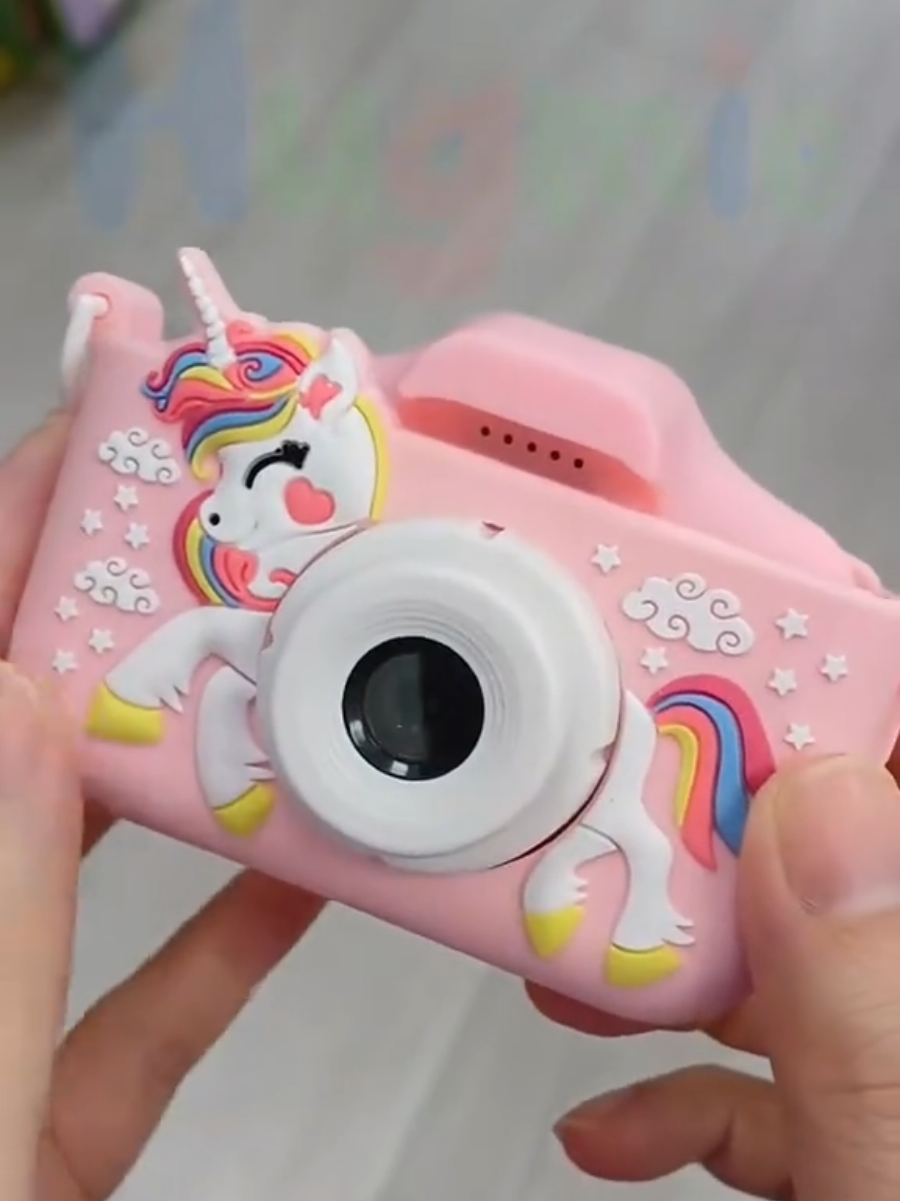 ​📸 Mini Câmera Infantil Digital - Aventura e Diversão! ​Presenteie com criatividade! Esta câmera adorável é perfeita para os pequenos fotógrafos. ​Design Fofo: Em formato de gatinho e cor vibrante (rosa), é resistente e feita sob medida para as mãozinhas das crianças. ​Funcionalidade Real: Tira fotos e grava vídeos, estimulando a criatividade e a exploração do mundo. ​Portátil: Inclui alça para levar a diversão para qualquer lugar. ​Transforme momentos em memórias. #achadinhosshopee 