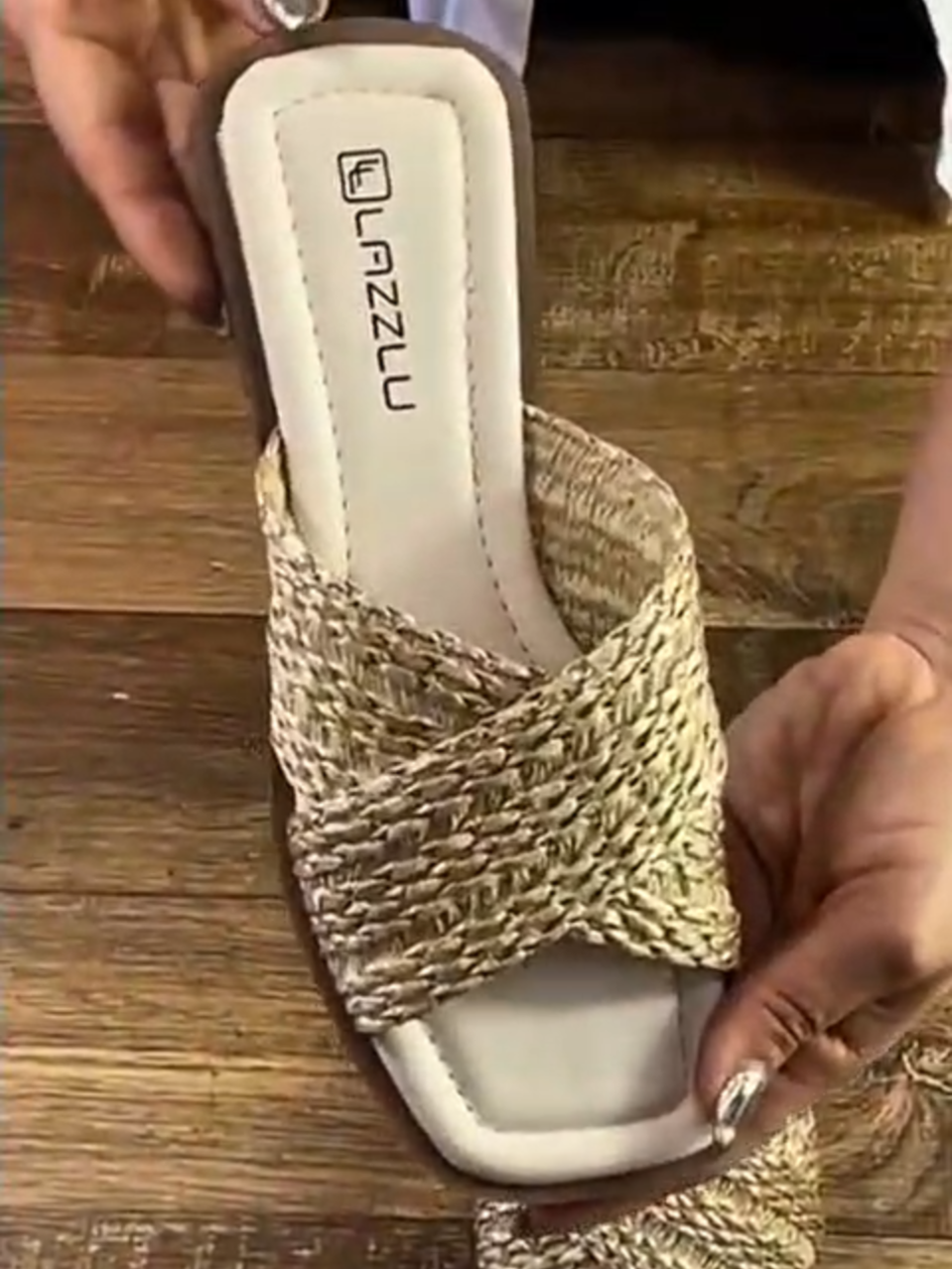 A leveza do verão para os seus pés, nosso lindo chinelo rasteiro Ráfia traz a tendência natural em sua forma mais elegante.#rasteira #modafeminia #forever #modapraia