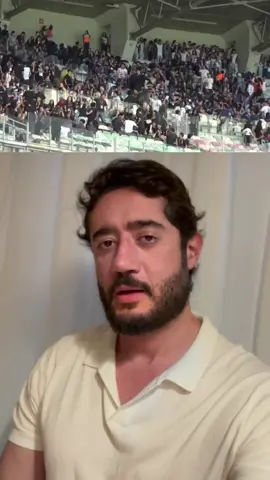 Os números mostram que a crise educacional é real em Minas Gerais. De cara: o Estado não bateu nenhuma meta do IDEB 2023. Ficou em 6,3 nos anos iniciais, 4,9 nos finais e só 4,2 no ensino médio. O aluno é aprovado, porém não aprende: no ensino médio público, realidade da maioria dos jovens mineiros, só 3,7% dos estudantes da 3ª série têm aprendizado adequado em matemática. Na outra ponta, quem ensina também é deixado de lado. Minas Gerais é hoje o estado com o menor percentual de docentes concursados na educação básica: cerca de 19% efetivos, mais de 80% temporários. Escola que troca de professor o tempo todo não cria vínculo, não faz projeto de longo prazo, não segura o estudante. Mesmo assim, o governo prefere lotar o Mineirão para tentar bater recorde de “maior aula de IA do mundo” com 30 mil alunos, evento que acabou em confusão e pancadaria nas arquibancadas, a enfrentar de verdade o que acontece dentro das salas de aula. Defendo o bom senso: Alfabetizar todas as crianças até o 3º ano, com apoio técnico e prioridade para o Norte, Jequitinhonha e periferias. Retomar e ampliar a escola de tempo integral, começando pelas regiões mais vulneráveis. Virar a chave da carreira docente: concurso frequente, plano de cargos sério e incentivo para quem fica nas escolas com maior carência. Levar tecnologia e IA para dentro da sala, com internet, laboratório e formação de professor, não apenas para show em estádio. Dedicação à educação é isso: dado na mesa, pé no chão e compromisso diário com quem estuda e com quem ensina. #MinasGerais #MG #Mineirao #GabrielAzevedo #GovernoDeMinas 