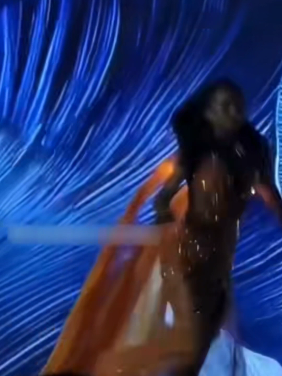 Miss Universe Jamaica Gabrielle Henry sufre fuerte caída durante la preliminar del Miss Universo 2025 🇯🇲 en Thailand  La representante de Jamaica, Gabrielle Henry, sufrió una aparatosa caída durante su presentación en la competencia preliminar de Miss Universo 2025. Tras el incidente, tuvo que ser retirada en camilla para recibir atención médica. #missuniverse #missuniversejamaica #missjamaica  #gabriellehenry #preliminarcompetition 