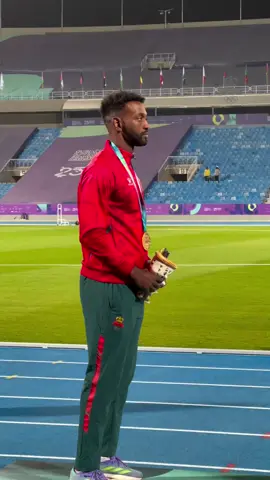 لحظة عزف النشيد الوطني المغربي بتتويج العداء رشيد المحمدي بذهبية سباق 400 متر. . . #المنتخب_المغربي #fyp #الشعب_الصيني_ماله_حل😂😂 #بروكسيل🇧🇪 #المغرب🇲🇦 