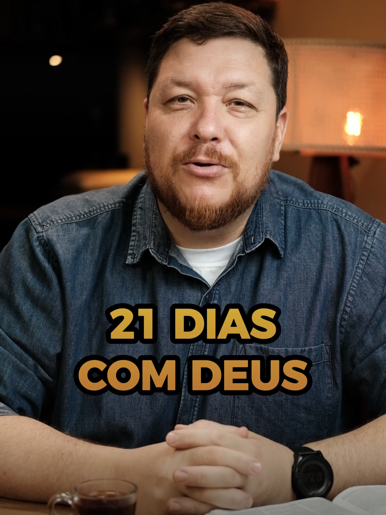 21 dias são suficientes pra você mudar de vida. Não é um ano, não são meses. São apenas 21 dias de disciplina espiritual que podem transformar completamente quem você é. Daniel orou por 21 dias seguidos. Sem parar. Sem desistir. E no vigésimo primeiro dia, o anjo apareceu e disse: 