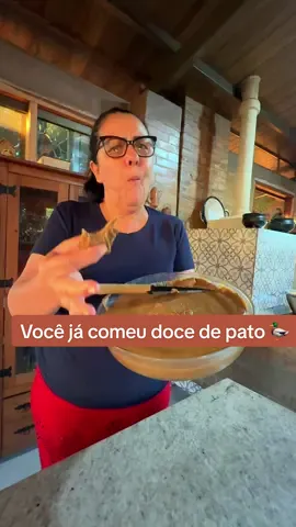De manhã fiz a enquete… e ninguém acertou! Quase ninguém conhece essa tradição antiga da roça: geleia de pato, uma receita raríssima que aprendi com a minha mãe. Mostrei todo o passo a passo dessa delícia que muita gente nunca nem ouviu falar. Aqui a gente preserva história, sabor e os costumes que quase se perderam no tempo. Já tinha ouvido falar nessa receita raiz? 🦆✨ HASHTAGS #R#ReceitaRaraR#ReceitaRaizC#CulináriaDaRoçaG#GeleiaDePatoceliamorais 