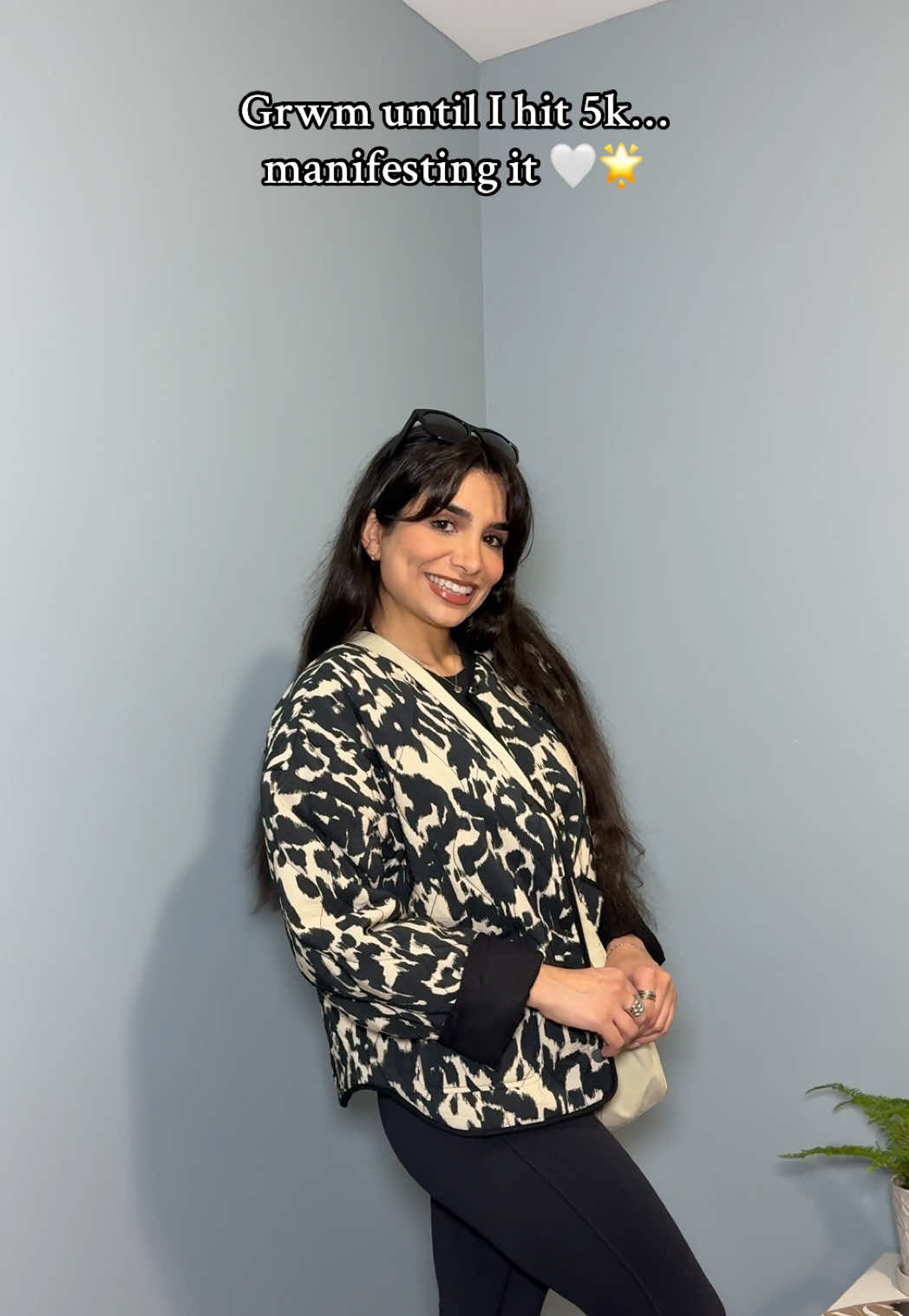 Just a simple fall fit today 🍂🤍   Staying consistent until we hit 5k ✨   Should I post the fall outfit next? 👀 @Aritzia  @UNIQLO Canada  @ZARA  #grwm #outfit #creatorsearchinsights #outfitoftheday #getreadywithme 