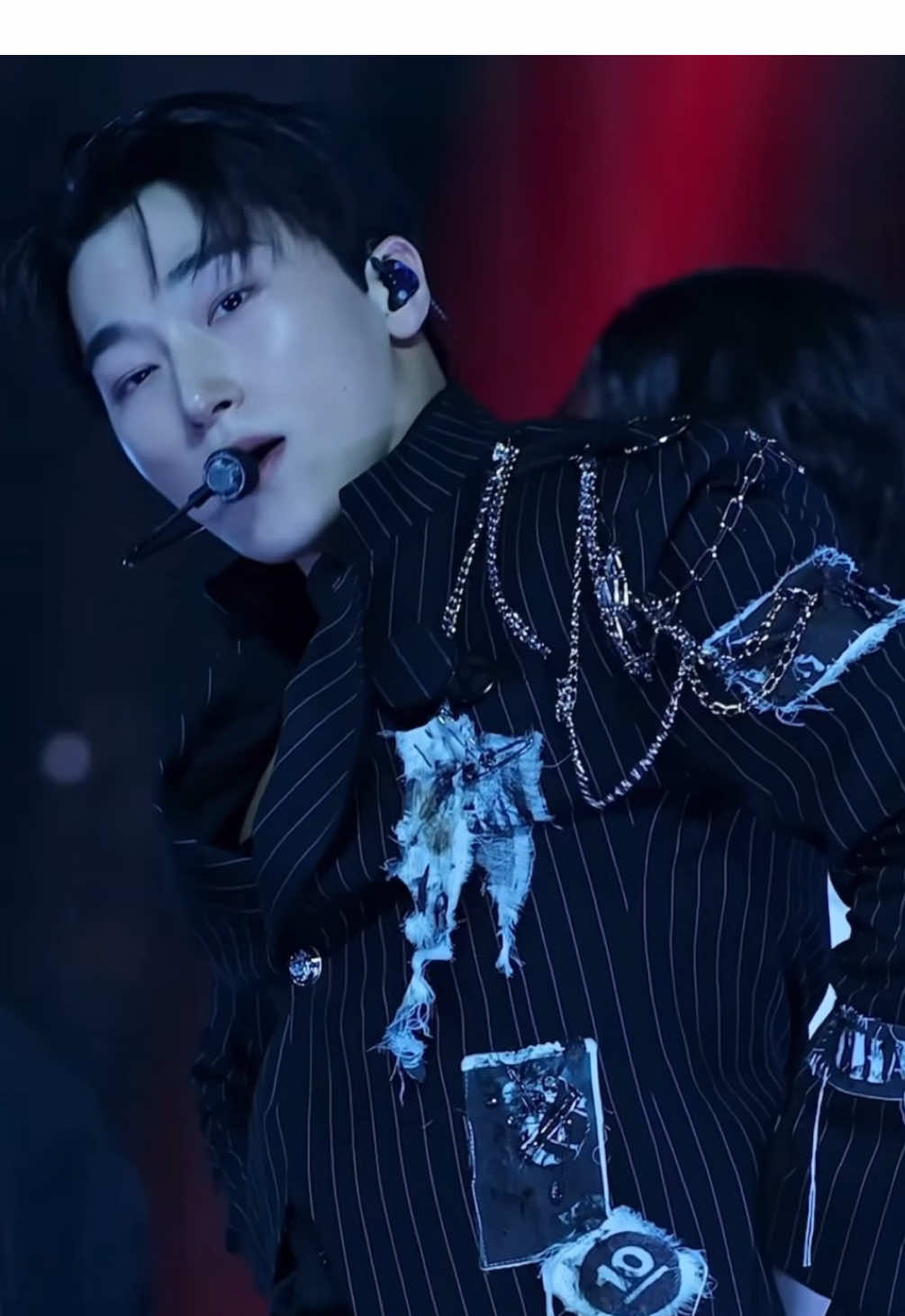 Oh he’s fine FINE  #ateez #choisan #san #최산 #チェサン 