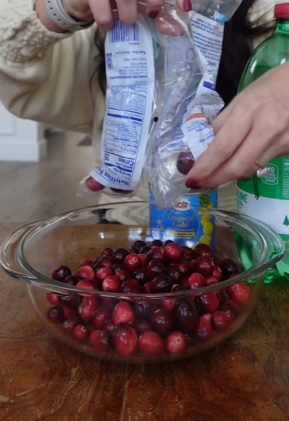 CANDIED CRANBERRIES REVIEW! @7UP @Ocean Spray Inc.  #candiedcranberries #christmassnacks #food #foodreview #fyp 